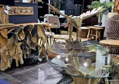 HSM-meubelen van roothout, oftewel wortelhout, afkomstig van de wortelstronken van de teakboom.